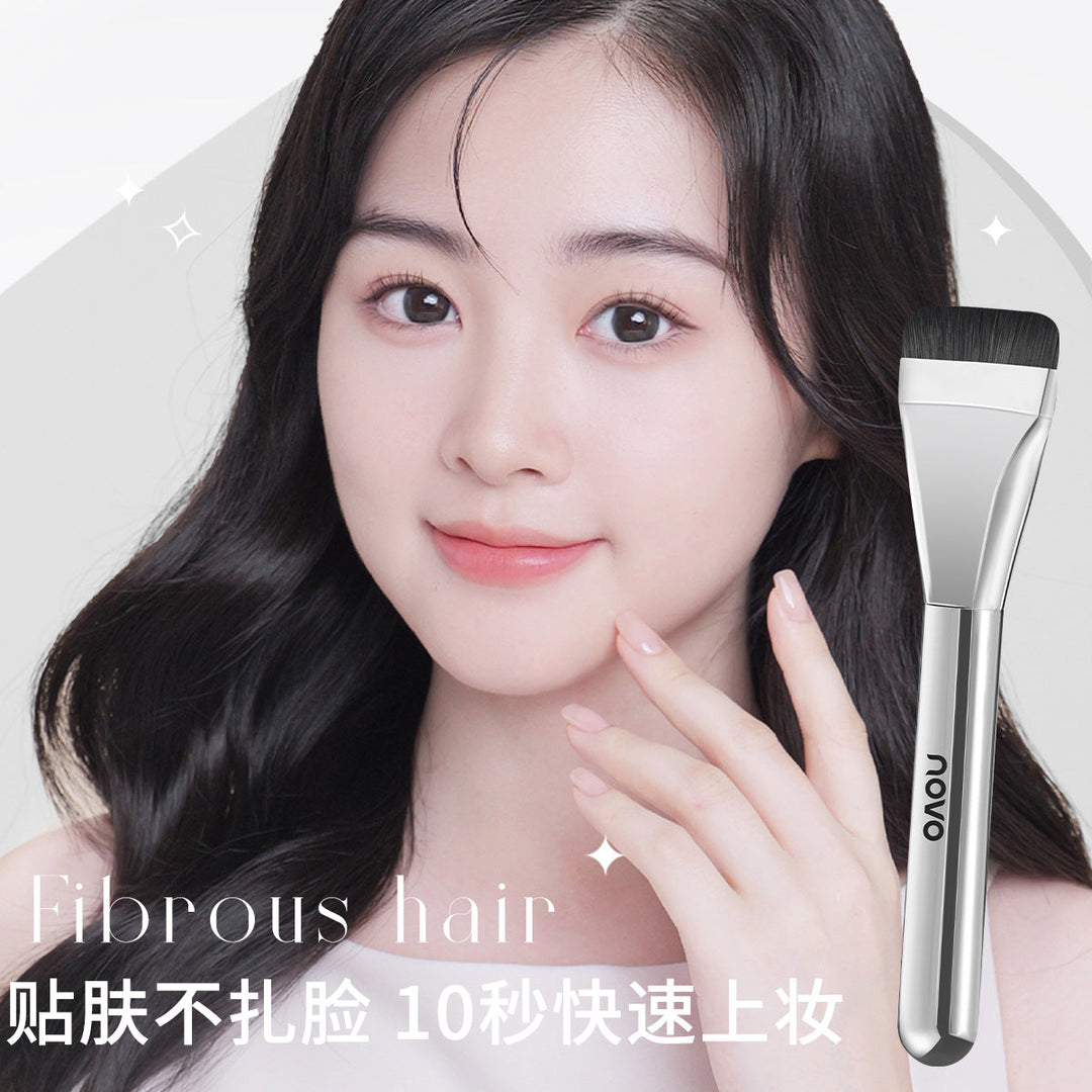 NOVO - Streak-Free Line-Shape Foundation Brush